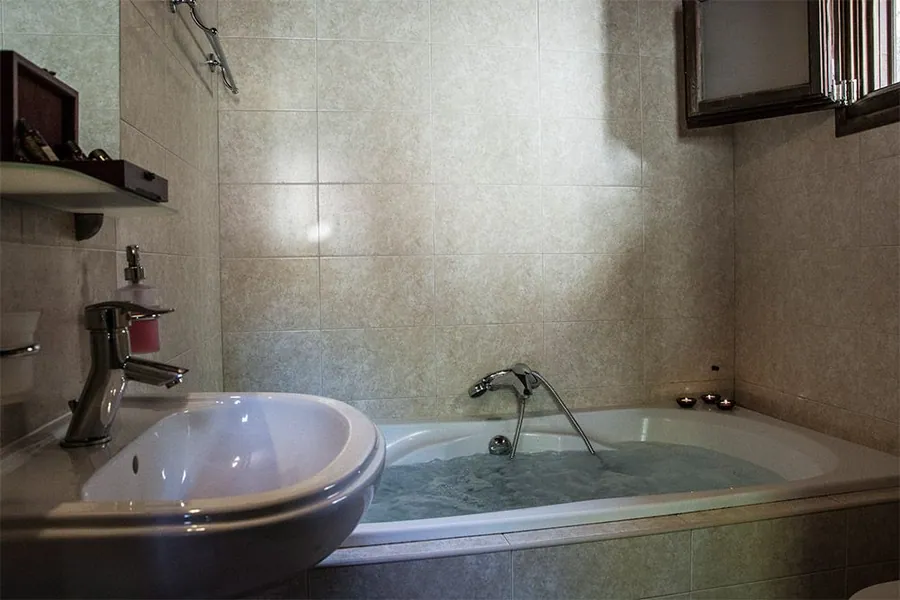 Το μπάνιο της σουίτας με το μεγάλο jacuzzi